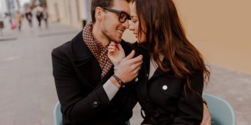 Controlling Relationship: 42 Signs & Ways to Love Without Bullying