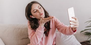 Long Distance Relationship Boredom: 25 Signs & Secrets to Spice the LDR Up