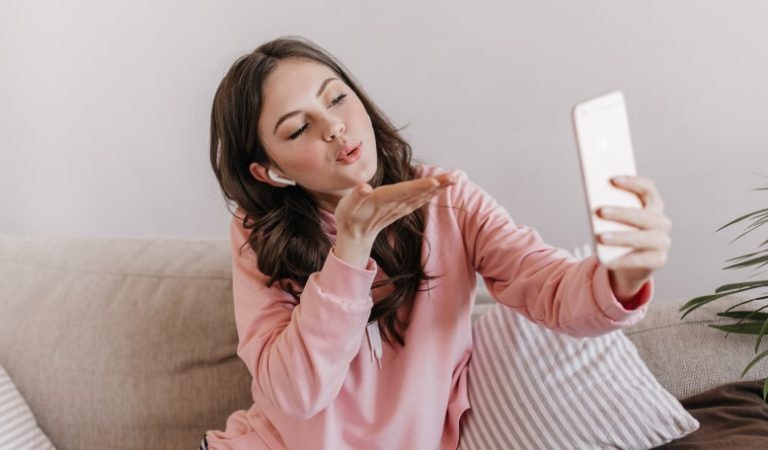 Long Distance Relationship Boredom: 25 Signs They’re Losing Interest (and 7 Ways to Rekindle the Spark)