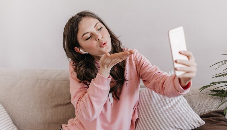 Long Distance Relationship Boredom: 25 Signs & Secrets to Spice the LDR Up